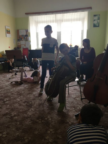 Zdíša zkouší hrát na violoncello