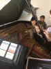 Děti zkoumají vnitřek klavíru